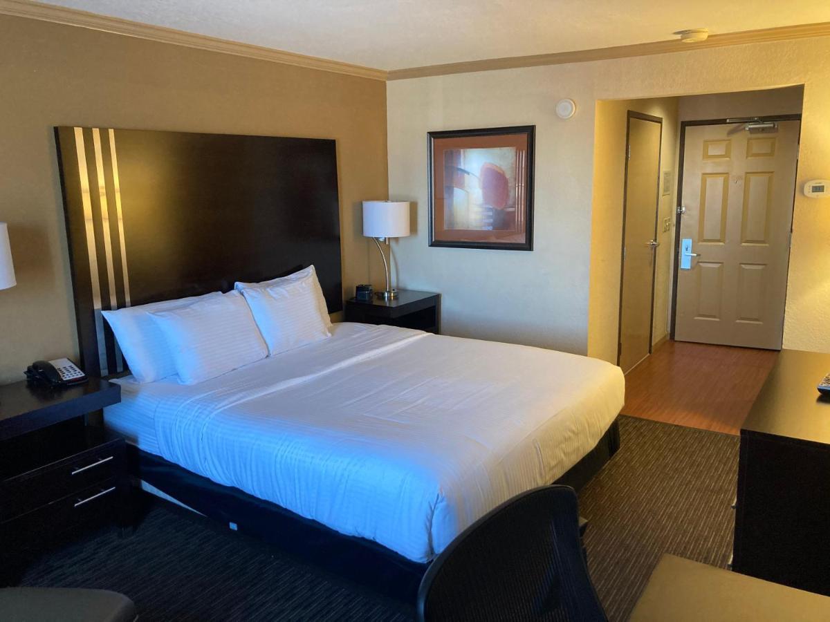 La Quinta By Wyndham Davis Hotel Exterior photo