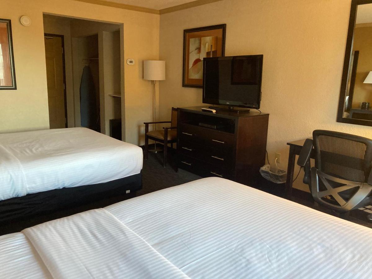 La Quinta By Wyndham Davis Hotel Exterior photo