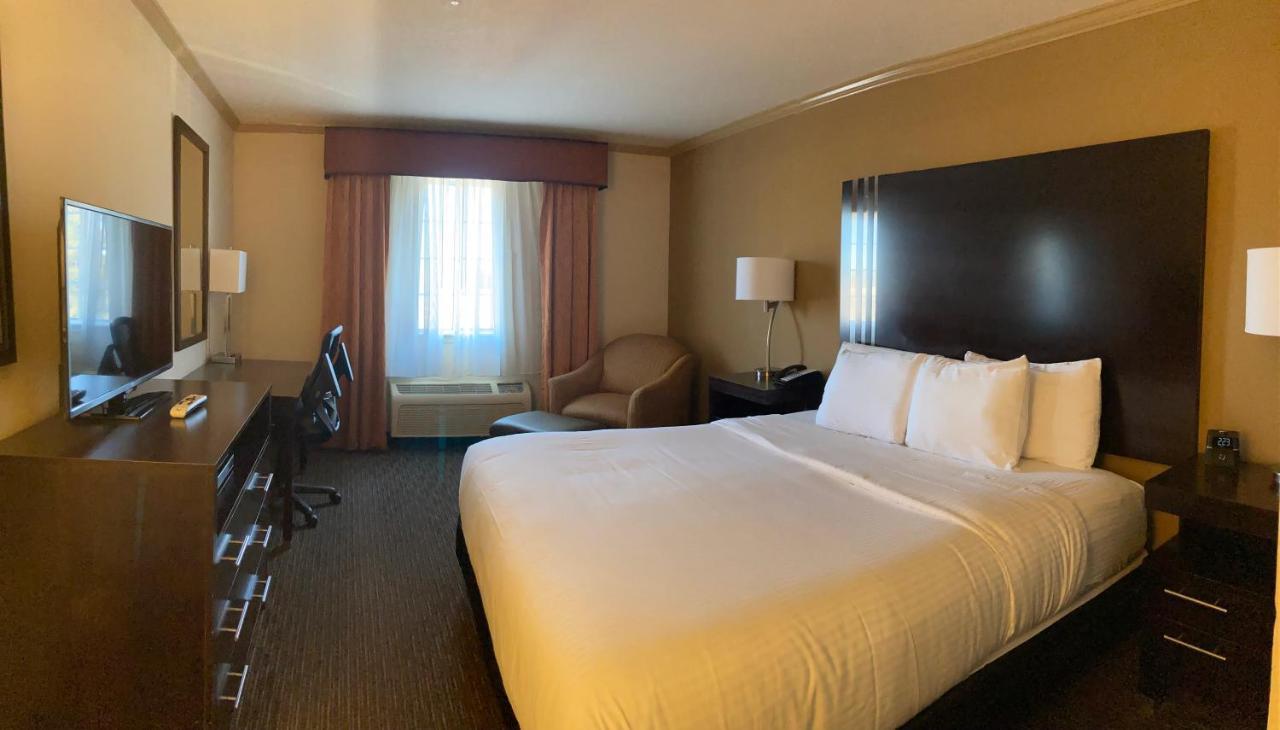 La Quinta By Wyndham Davis Hotel Exterior photo