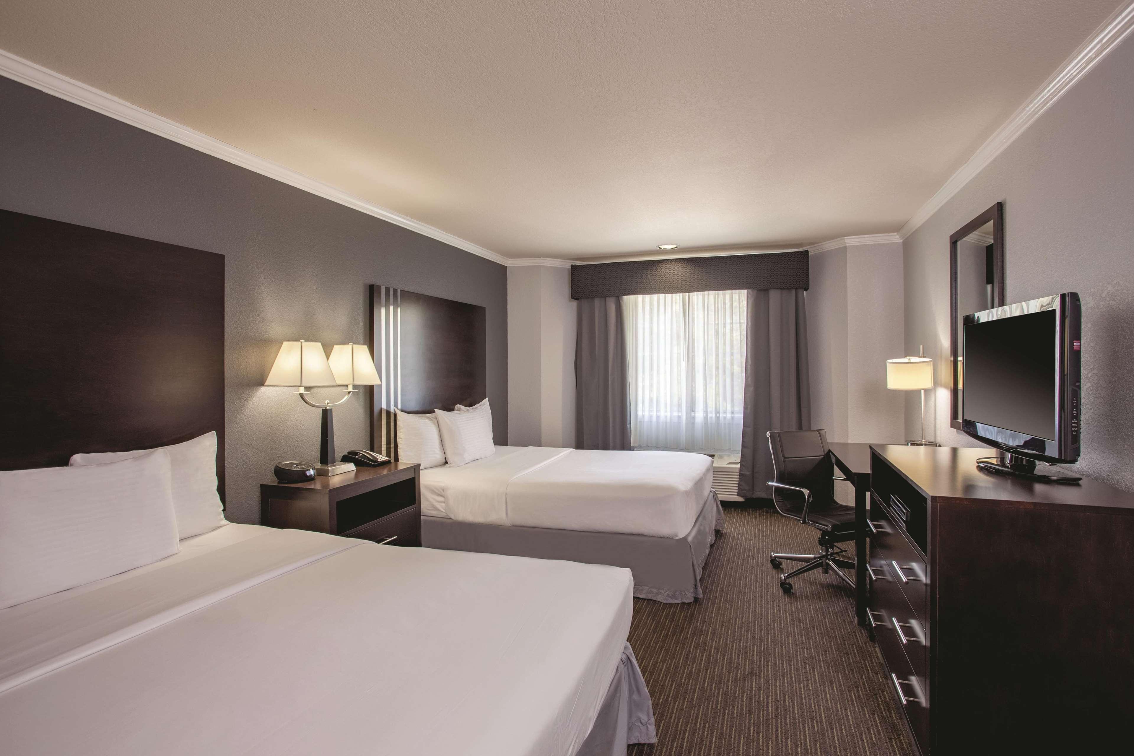 La Quinta By Wyndham Davis Hotel Exterior photo