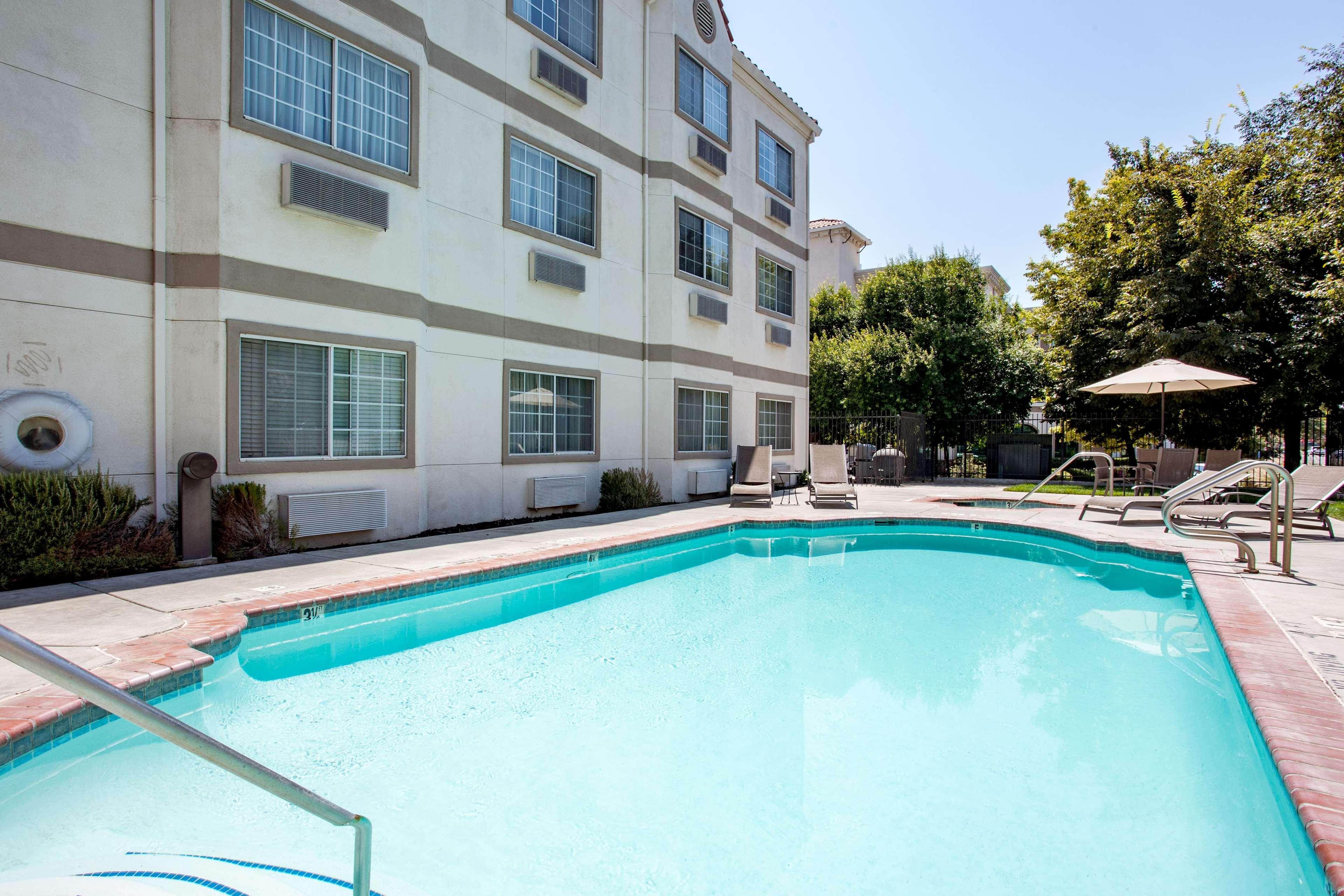 La Quinta By Wyndham Davis Hotel Exterior photo