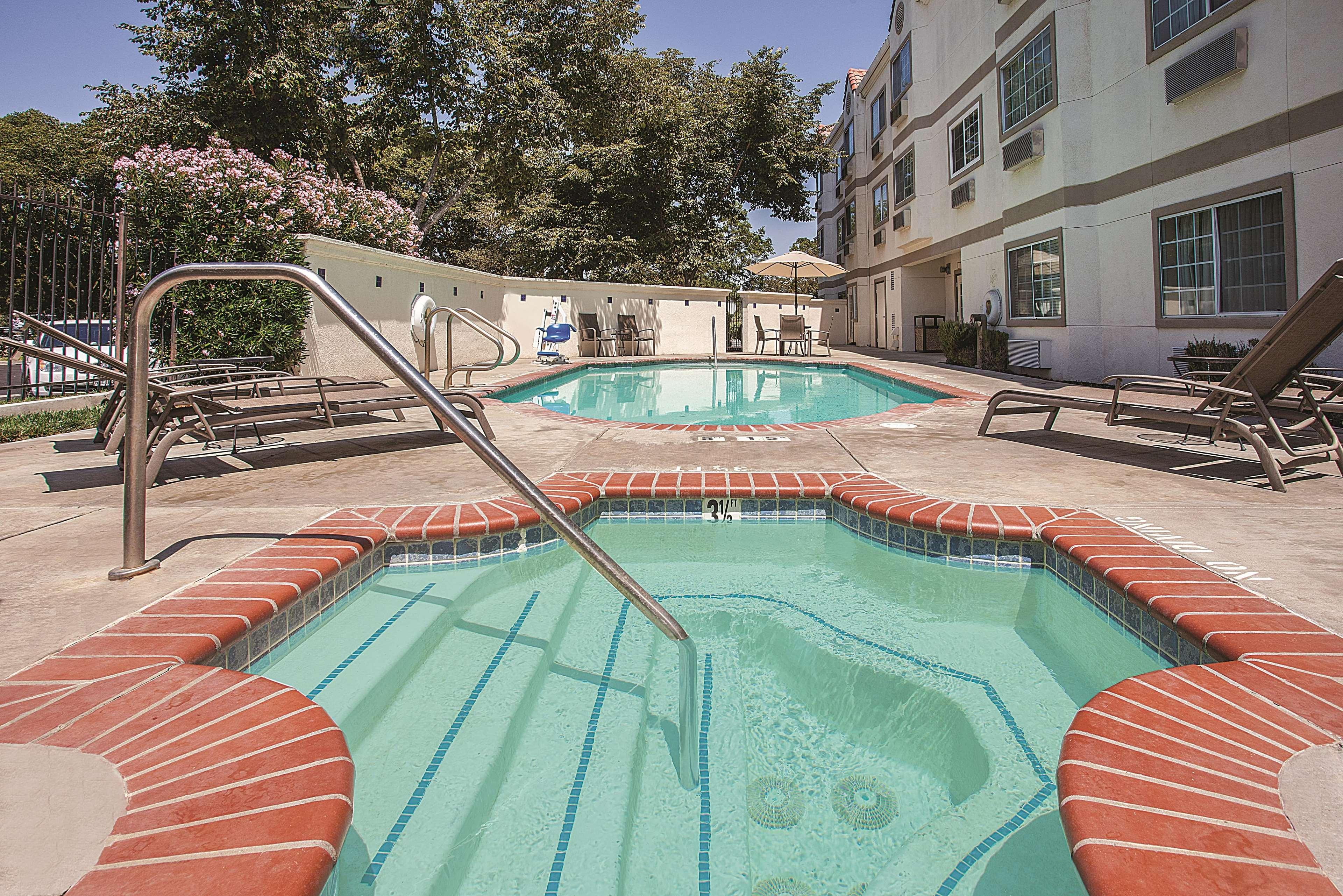 La Quinta By Wyndham Davis Hotel Exterior photo