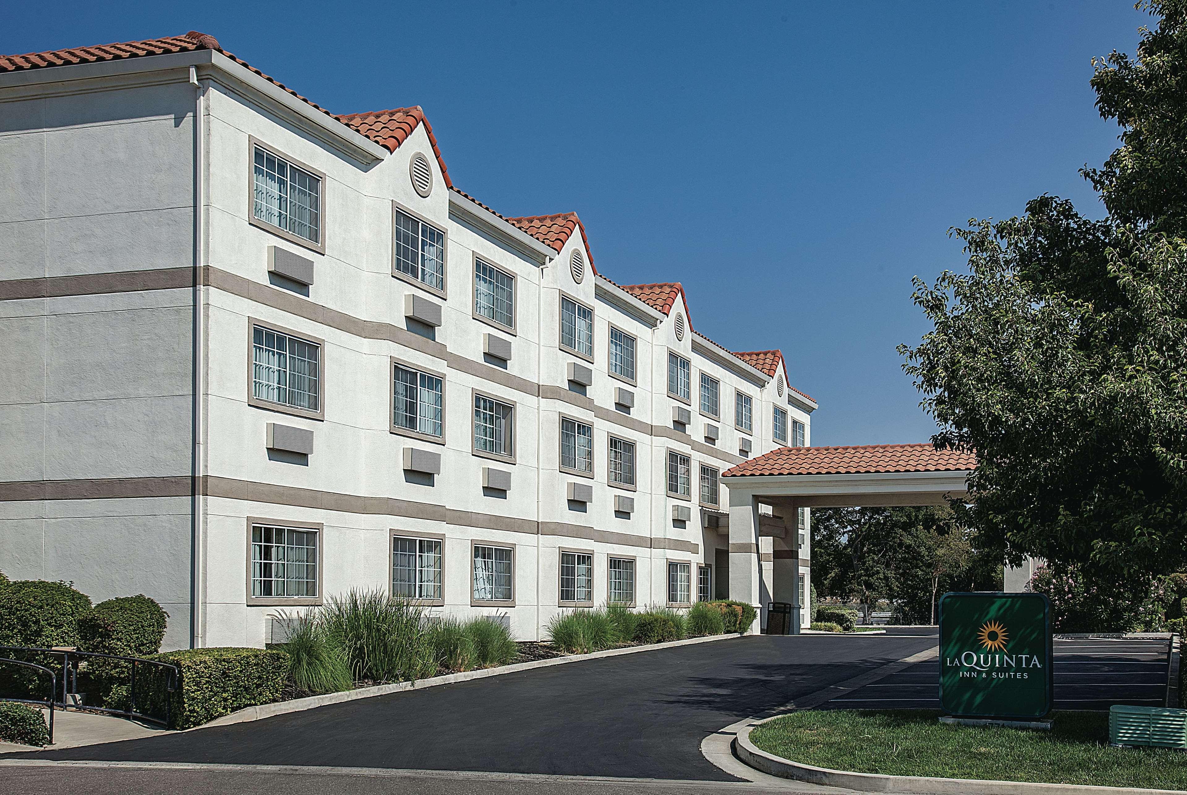 La Quinta By Wyndham Davis Hotel Exterior photo