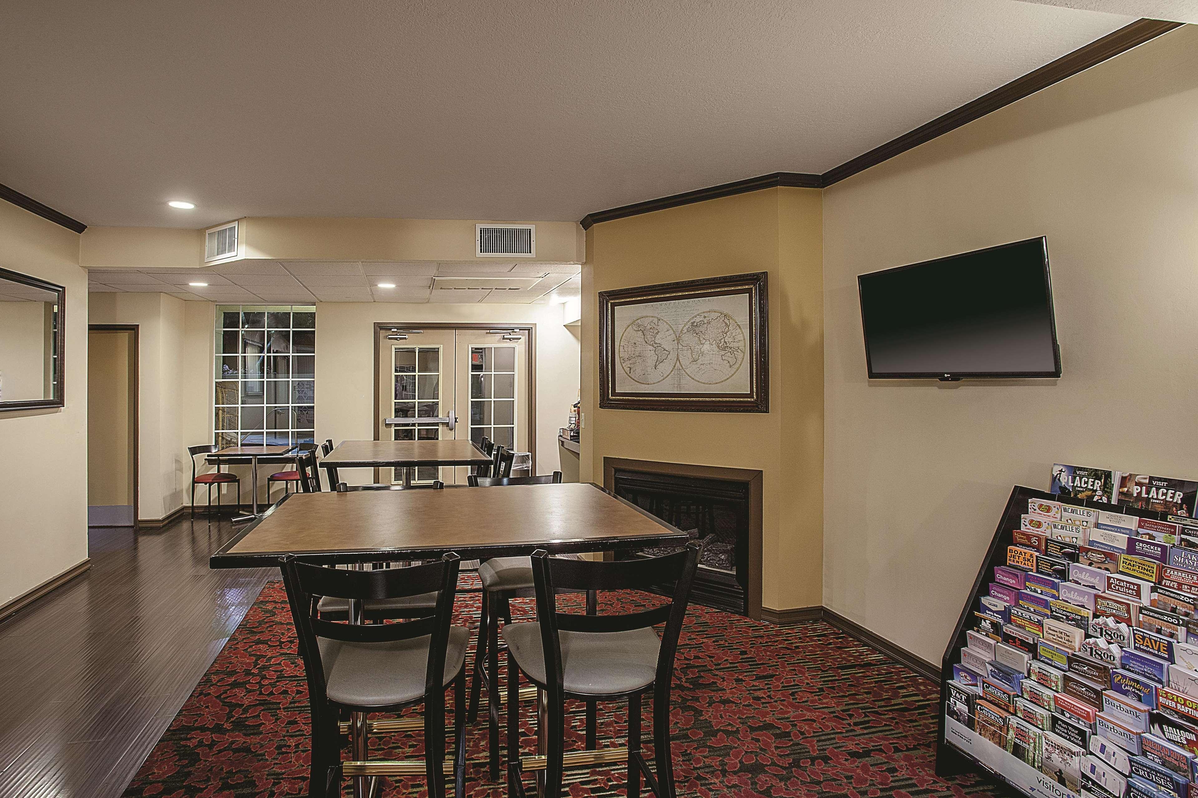 La Quinta By Wyndham Davis Hotel Exterior photo