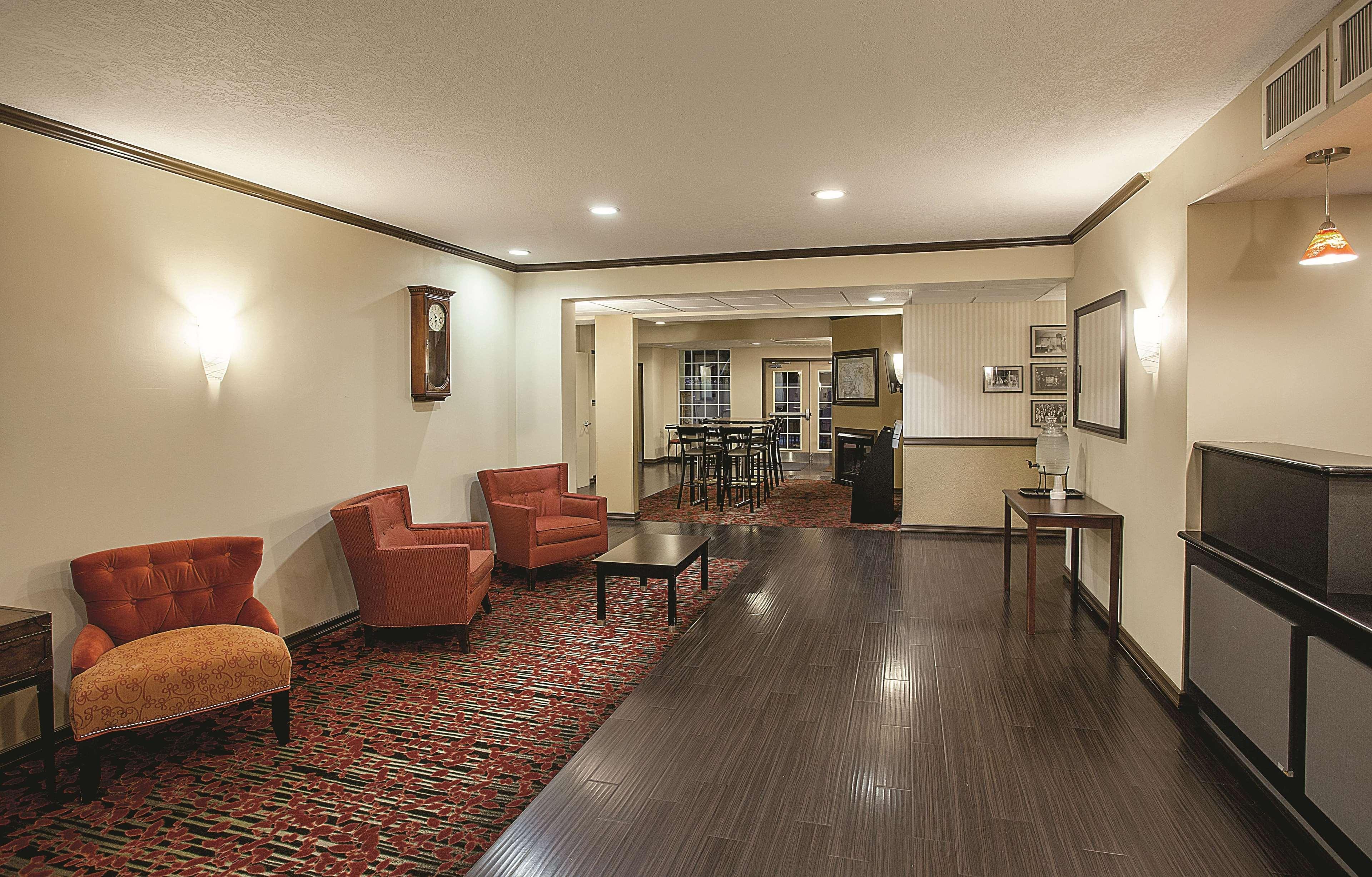 La Quinta By Wyndham Davis Hotel Exterior photo