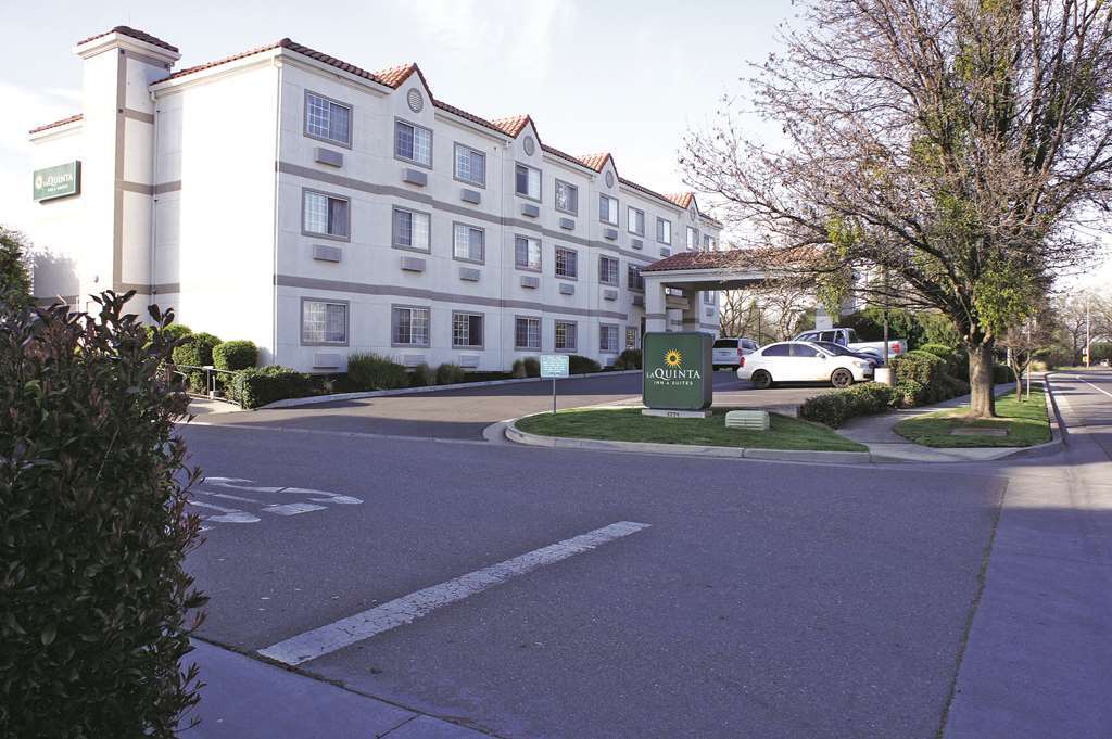 La Quinta By Wyndham Davis Hotel Exterior photo