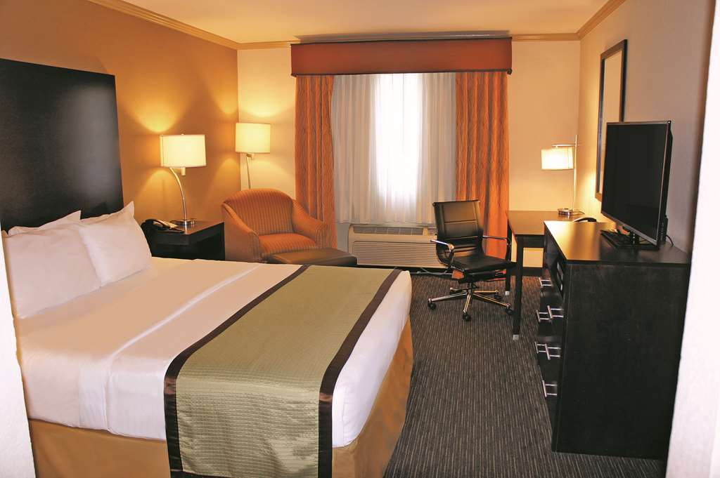 La Quinta By Wyndham Davis Hotel Room photo