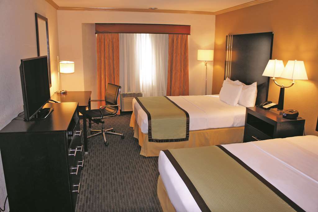 La Quinta By Wyndham Davis Hotel Room photo