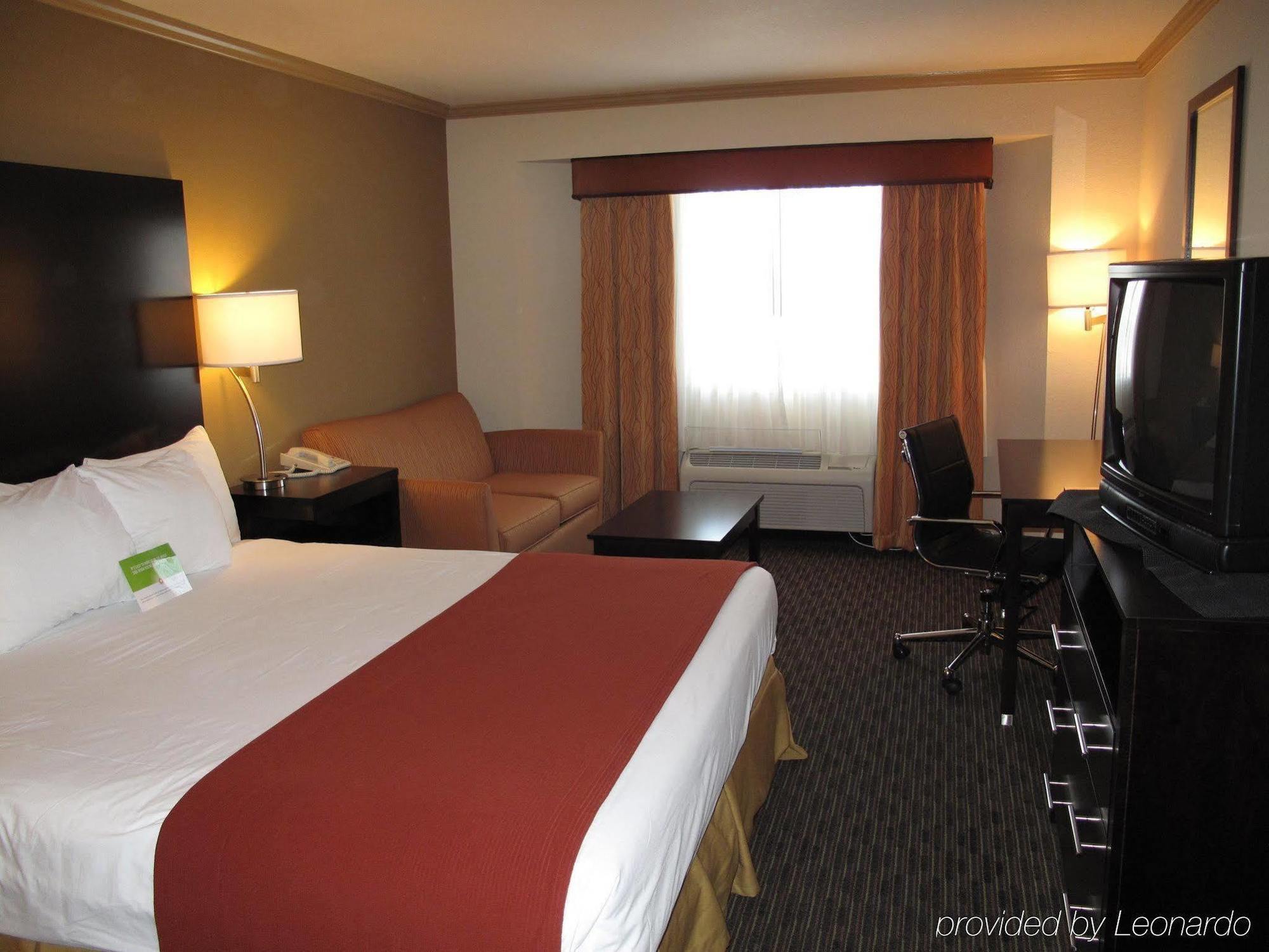La Quinta By Wyndham Davis Hotel Room photo